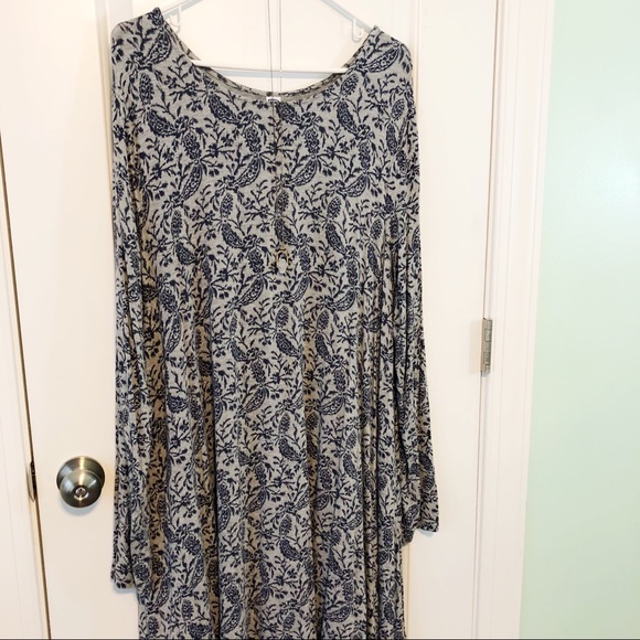 Old Navy Dresses & Skirts - grey floral long-sleeved dress